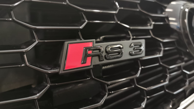 Svart Audi RS3 frontemblem