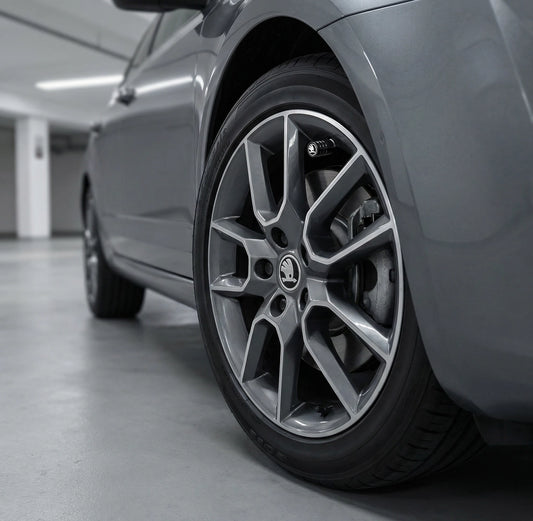 4 stk. Skoda Sort/Hvid 2022+ Logo Ventilhætter Sort Aluminium